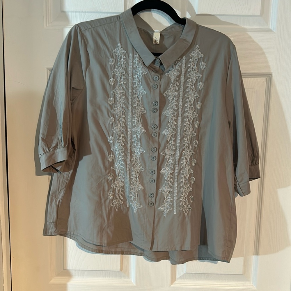 NWT Floral Blooming gorgeous short sleeve Blouse